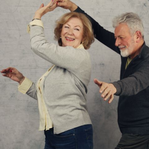 Frau tanzt mit Mann